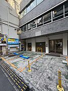 建物前面が時間貸し駐車場になっています。