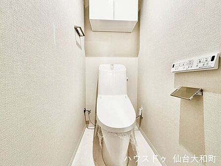 吊り戸収納付きで、すっきり片付くトイレ