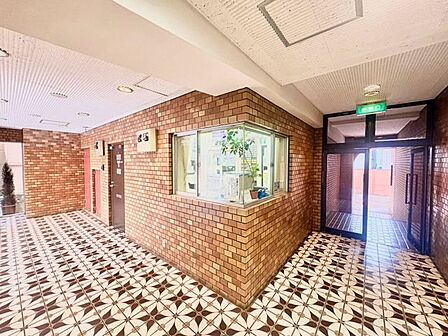 落ち着いた雰囲気のエントランスロビー