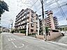 外観：前面道路は広々としており交通量も少なく、落ち着いた住環境が魅力です。