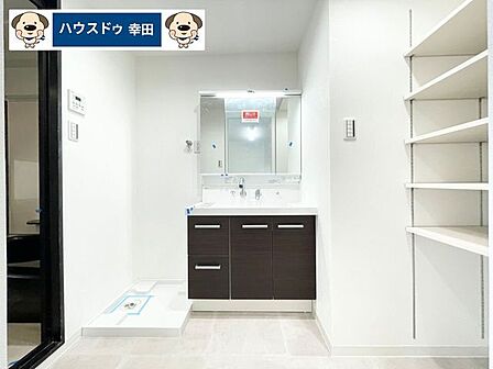 可動棚付きタオルや洗剤の収納に。