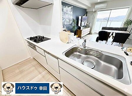 ワイドキッチンはペニンシュラ型のフラットカウンター。食材、調理器具の置き場にも余裕があります。キッチンから見える外の景色も◎一部日用品を削除表示しております。