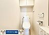 トイレ：手洗い付きのトイレ。温水洗浄はセパレート型のリモコン式です。上部収納も備え「トイレで必要なものはトイレ内に」が可能です。一部日用品を削除表示しております。