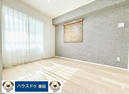 南側の6帖洋室。よく光の入るお部屋は、隣のLDKと扉フルオープンで続き間としても利用ができます。一部日用品を削除表示しております。