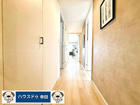 廊下は落ち着いた印象のアクセントクロス仕上げ。ナチュラルにも、北欧系にも、カフェライク、ホテルライクにも合いそうです。