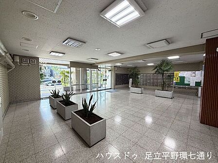 エントランスは広々としており、来客時にも好印象を与えます。