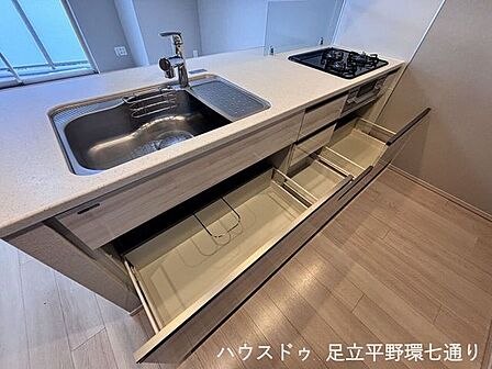 キッチン下は引き出し収納で、調理器具や食器を効率よく整理できます。