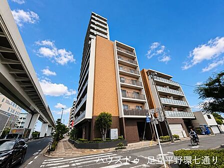 重厚感ある洗練された外観が印象的。駅徒歩4分の好立地に佇む存在感あるマンションです。