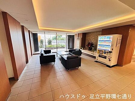 ソファを備えたラウンジスペースがあり、来客対応やちょっとした待ち時間にも便利です。