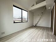 大きな窓から光を取り込む洋室。ロフト付きで空間を有効活用できます。