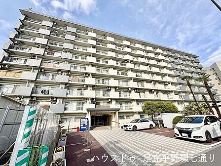 存在感のある外観とゆとりある敷地配置が魅力。共用部も整えられており、日々の暮らしに配慮された住環境です。