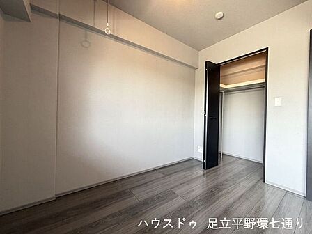 クローゼット付きの洋室は、衣類や荷物を整理しやすく居住空間を広く使えます。