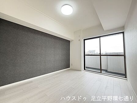 バルコニーに面した約5帖の洋室。アクセントクロスが空間を引き締め、明るさも感じられます。