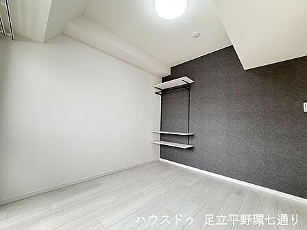 アクセントクロスと飾り棚がおしゃれな約5帖の洋室。自分らしい空間づくりを楽しめます。