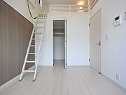 洋室5.7帖　ロフト6.8帖（収納にも寝室にも使えます）