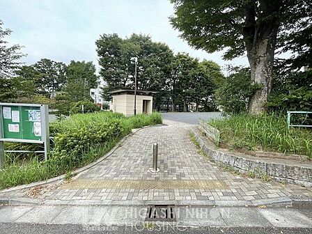 三田第3公園 徒歩3分。●坂の途中に位置し、遊具エリアと広場が2段に分かれた高低差のある構造が特徴。明るく開放的な雰囲気で、砂場やブランコ、鉄棒があり、地域の子どもたちが走り回って遊べる憩いのスポッ…