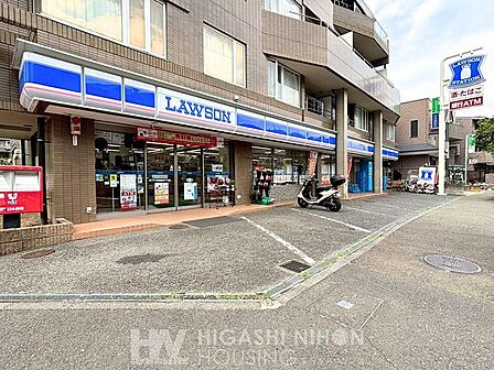 ローソン都筑南山田二丁目店 徒歩5分。24時間営業の便利なコンビニが近隣にあり、便利な生活環境が整います。暗くなった夜も24時間営業の明かりがついていると心強いですね。 350m