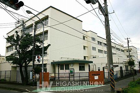 横浜市立川和小学校 徒歩24分。「ふれあおう まなびあおう かがやこう」を学校教育目標に掲げ、様々な人々とのコミュニケーションを通じて、お互いを理解しあえる子を育てます。 1700m