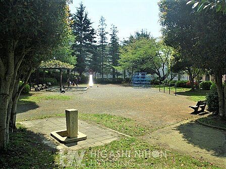 藤が丘第二公園 徒歩8分。●国道246号線沿いにある静かな公園です。大きなケヤキの木が多くあり、公園全体が樹木に覆われています。設備には、水飲み、手洗い場、砂場、すべり台、ブランコがあります●…