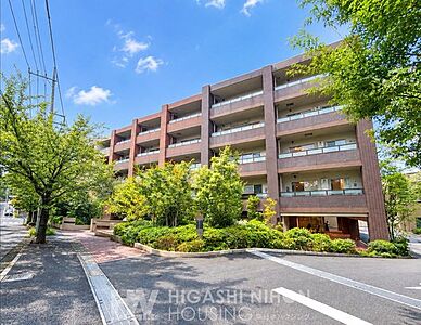外観:落ち着きあるブラウン基調の外観を、豊かな緑がやさしく包む美しい佇まい。※画像は一部CG加工を施しています。実際の現況とは異なる場合があります。現況優先となりますので、あらかじめご了承ください。 外観:落ち着きあるブラウン基調の外観を、豊かな緑がやさしく包む美しい佇まい。※画像は一部CG加工を施しています。実際の現況とは異なる場合があります。現況優先となりますので、あらかじめご了承ください。