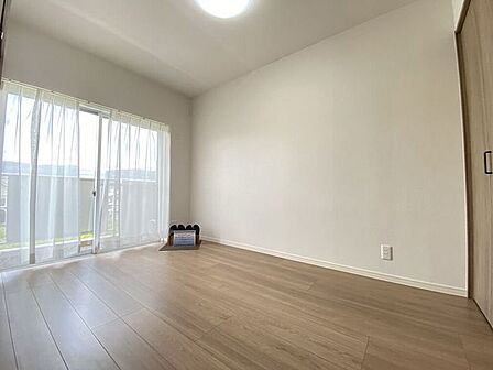 使い勝手の良い5.2帖の洋室。ベッドやデスクも配置しやすく、寝室として快適に利用できる広さです♪
