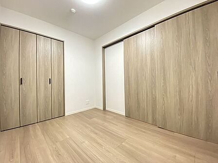 使い勝手の良い5.2帖の洋室。ベッドやデスクも配置しやすく、寝室として快適に利用できる広さです♪