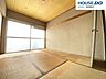 和室：南向きの窓からたっぷり陽が入る、明るく心地よい6帖和室。日中は自然光で暖かく、畳の落ち着いた空間と相性バッチリ！