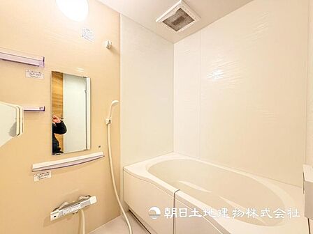 【浴室】ゆったりと寛げる広々バスで足を伸ばしてリラックス。 最新のユニットバスは設備も充実です