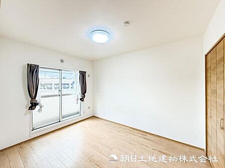【洋室】柔らかい陽光が差し込む明るいお部屋を演出する設計!!彩光の取れる窓が気持ちの良いお部屋です!