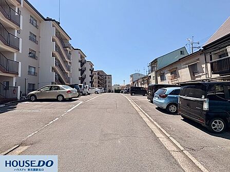 敷地内には見通しが良く、ゆったりとした広さの平置き駐車場を確保しています!前面道路や駐車スペースに十分な幅があるため、大きめのお車でもスムーズに出し入れができ、毎日の通勤や買い出しも快適です☆
