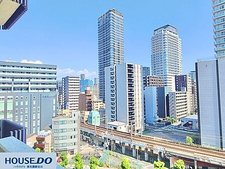 前面を遮るものがなく青空が広がる素晴らしいロケーション♪開放感に満ちた心地よい眺望を、毎日の暮らしの中でお楽しみいただけます!