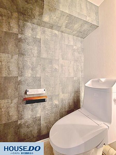 グレー調の上品なアクセントクロスがおしゃれなトイレ空間です!温水洗浄便座や手洗いカウンターを備え、快適に使用できます☆木目調ペーパーホルダーがインテリアのさりげないポイントになります♪