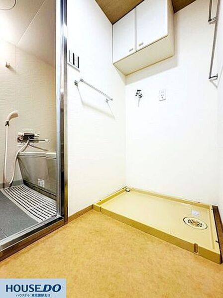 独立した洗面脱衣所には、洗濯機置き場も完備☆家事動線もスムーズで快適です！吊り戸棚も付いていて、タオルや洗剤などの収納もバッチリです♪
