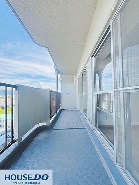 見晴らしが良く開放感たっぷりのロングバルコニー！青空を感じながらゆったりと寛げる心地よいプライベートスペースです♪