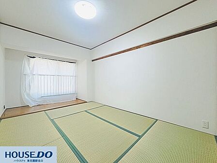 明るい光が差し込む大きな窓がある和室です!爽やかな風を感じながら、畳の上でゴロゴロとリラックスした時間を楽しめます♪