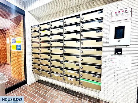 上品なメタリックカラーがアクセントになった集合ポストスペースです♪しっかりと管理が行き届いた共用部となっており、安心して毎日の生活を送ることができます☆