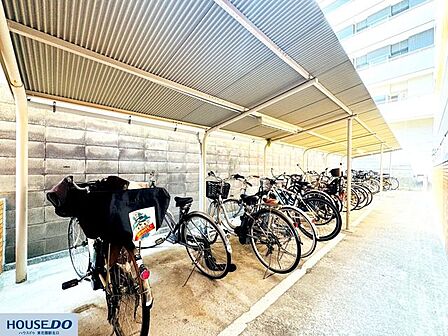 使い勝手の良い屋根付き駐輪場を敷地内に備えています♪整理整頓が行き届いた清潔感のある空間で、毎日の生活に寄り添う快適な自転車ライフをサポートします☆