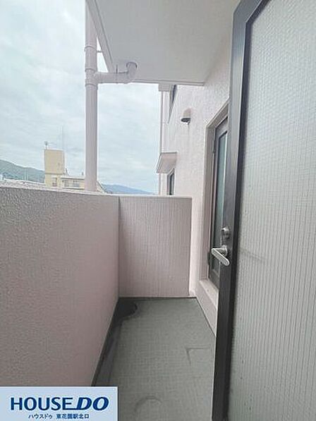 勝手口から直接出られるサブバルコニー！ゴミの一時置きやちょっとした換気にも非常に便利です♪