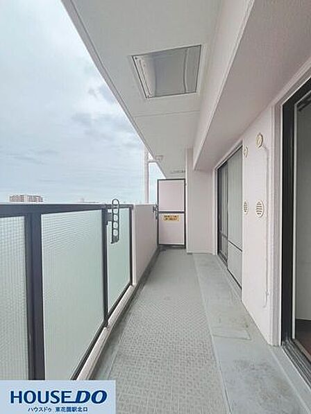 広々としたバルコニーは洗濯物もたっぷり干せます！開放的な眺望が広がり、毎日の家事も気持ちよくこなせます☆