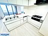 キッチン：広々としたL型レイアウトのシステムキッチンです♪ホワイト調で清潔感があります！また、シンクとコンロの動線が短く、効率よくお料理が楽しめます☆