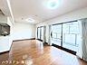 リビング/ダイニング：光が部屋の奥まで届く：バルコニーに面して大きな掃き出し窓が2つ並んでおり、壁一面がほぼ窓のようです♪