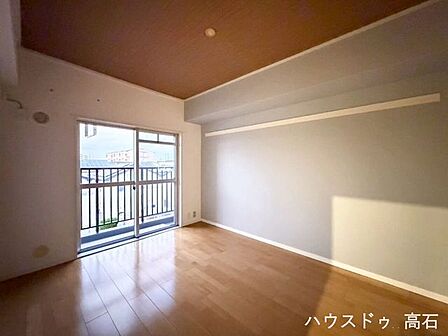 6畳洋室大きな窓から明るい光が差し込む洋室。