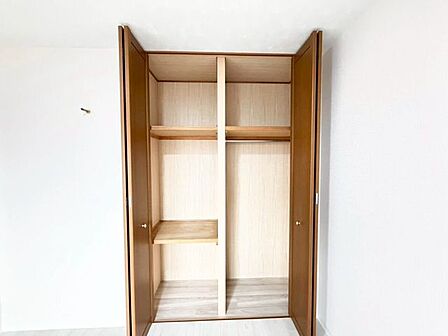 6畳洋室収納収納スペースを備え、すっきりとした空間を保てます。