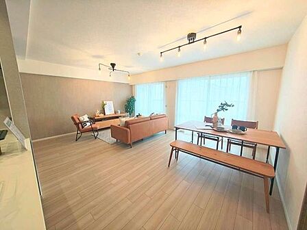 白を基調とした内装に、淡いブラウンの壁紙が穏やかなアクセントを加える室内。日中はレースカーテン越しに柔らかな自然光が部屋全体に広がり、1日を通して心地よく穏やかに過ごせる空間です。