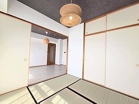 扉を開けるとリビングとつながり開放感のある広い空間に◎