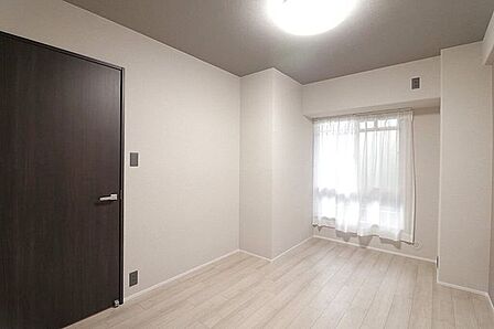共用廊下からのやさしい光の入る6帖の洋室。書斎や寝室、子供部屋など多用途にお使いいただけます。