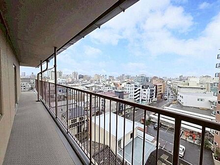 青空と街並みを一望できる開放的なバルコニー。高い遮蔽物がなく陽当たりと風通しに恵まれており、心地よい自然光と風を感じながら爽やかな外気浴を楽しめる眺望環境です。
