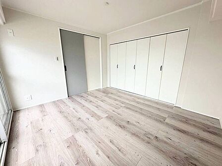 全居室にクローゼットがあります♪家具を最小限にしてお部屋を広くすっきりとお使いいただけます。