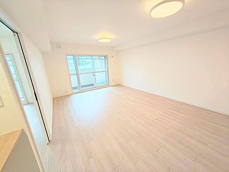 大きな窓から柔らかな自然光が広がり、お部屋全体を明るく演出します。滑らかな木目調フロアとフラットな構造で日常のお手入れがスムーズ。毎日清潔で快適な室内環境を無理なく保つことができます。
