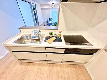 リビングにいるご家族と会話を楽しみながらお料理ができる対面キッチン！テレビを見ながら、お皿洗いや下ごしらえができるのも嬉しいですね♪